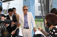 じゅんいちダビッドソン帰国会見の様子。(c)関西テレビ