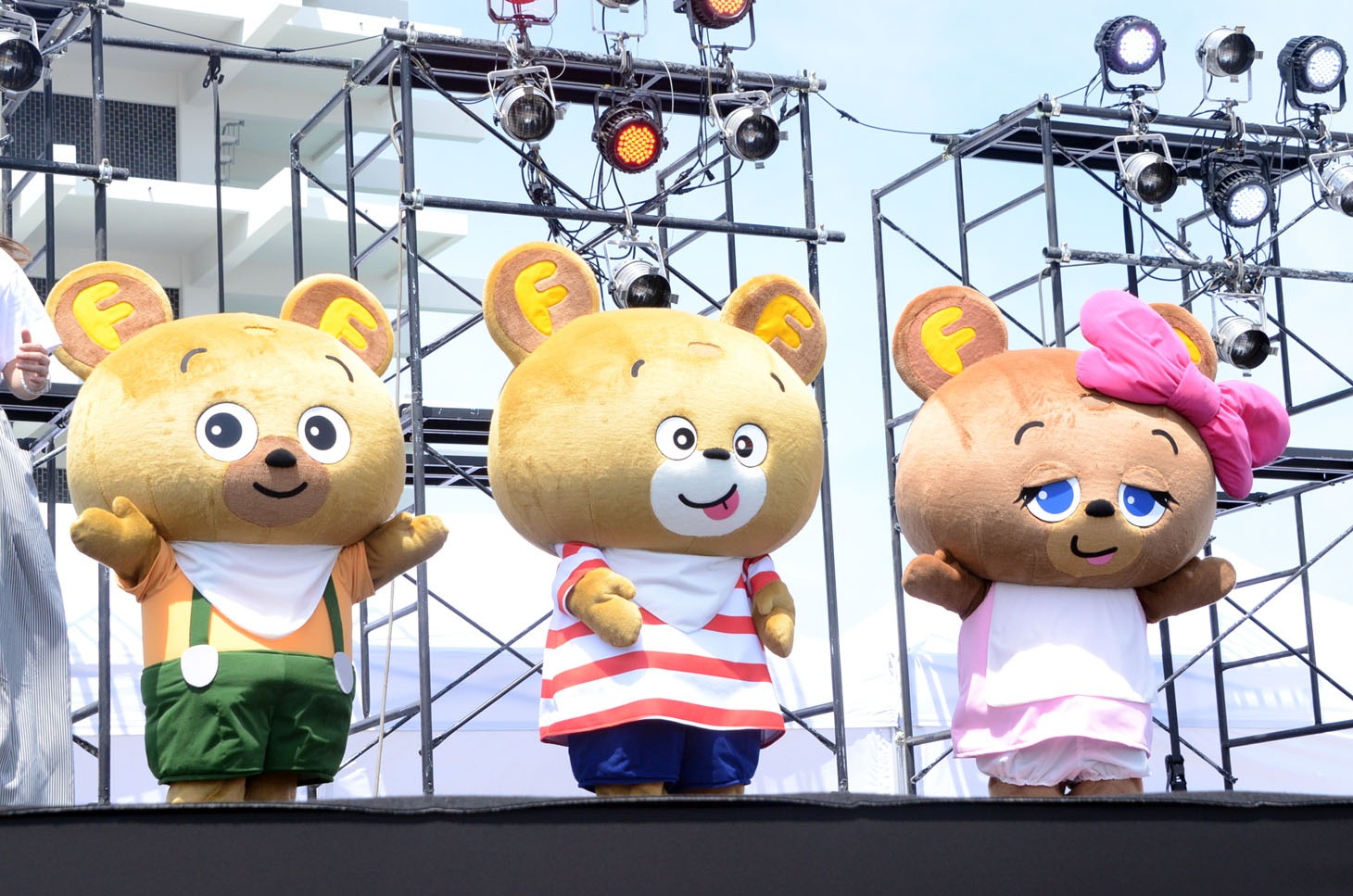 左から、マスコットキャラクターの肉太郎、くーちゃん、ニッキー。