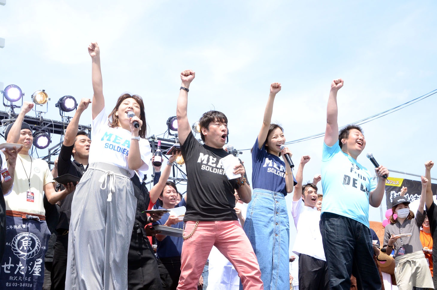 オープニングセレモニーに登場した（左から）野呂佳代、寺門ジモン、青山あみ、橋本陽。
