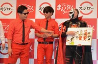 鉄拳のイラストにツッコむ8.6秒バズーカー（左から2人）。