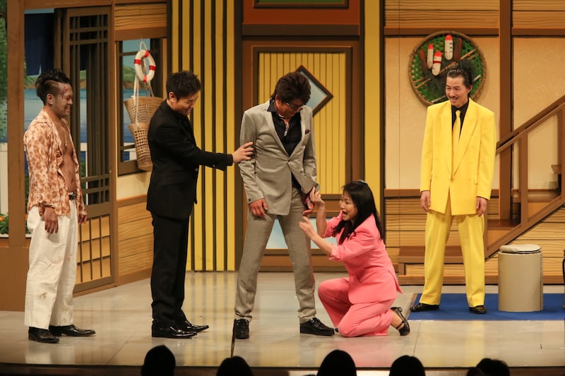 （左から）宮川大輔、品川ヒロシ、哀川翔が出演した、吉本新喜劇のワンシーン。