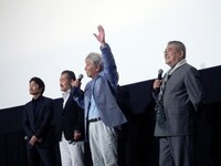 「ジイさん手挙げてー？」と投げかける近藤正臣（左から3人目）。