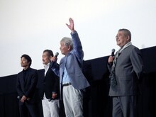 「ジイさん手挙げてー？」と投げかける近藤正臣（左から3人目）。