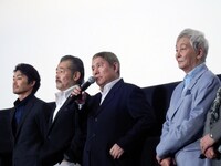 観客にメッセージを送る北野武監督（左から3人目）。