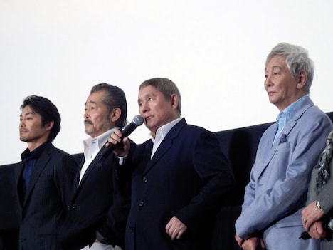 左から安田顕、藤竜也、北野武監督、近藤正臣。
