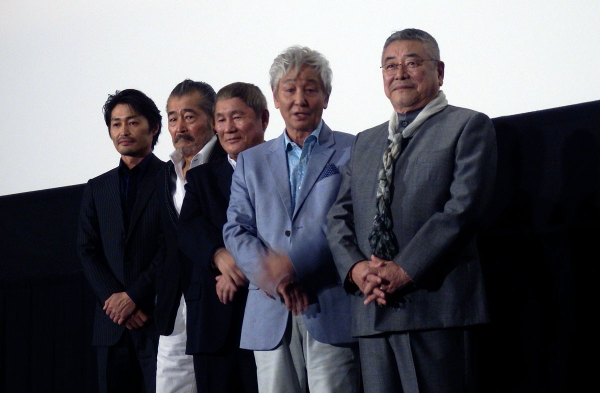 左から安田顕、藤竜也、北野武監督、近藤正臣、中尾彬。