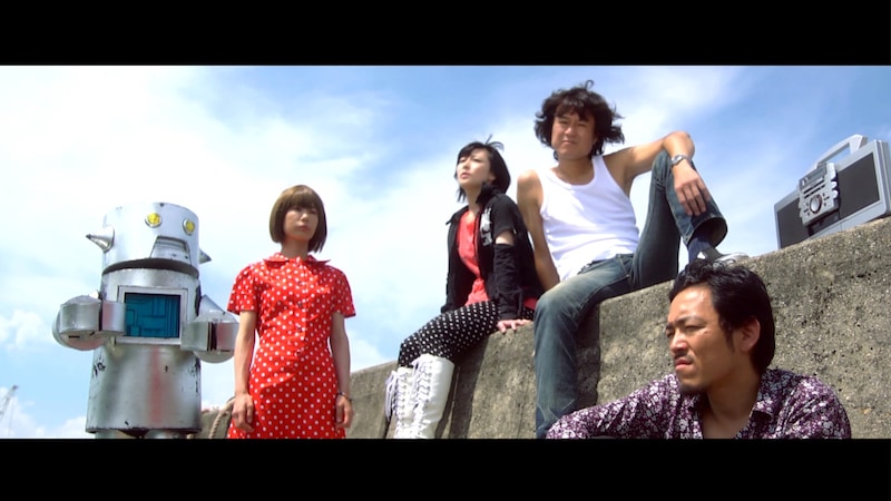 映画「乱死怒町より愛を吐いて」に出演する鳥居みゆき（中央）ら。(c)PUNK FILM