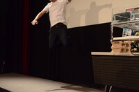 跳び土下座を披露するあばれる君。