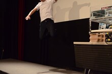 跳び土下座を披露するあばれる君。