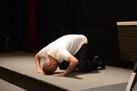 跳び土下座を披露するあばれる君。