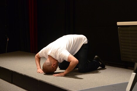 跳び土下座を披露するあばれる君。