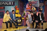 「マヨなか笑人」初回に出演した品川庄司と河北麻友子（右から）。(c)読売テレビ