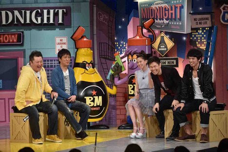 「マヨなか笑人」初回に出演した品川庄司と河北麻友子(右から)。(c)読売テレビ