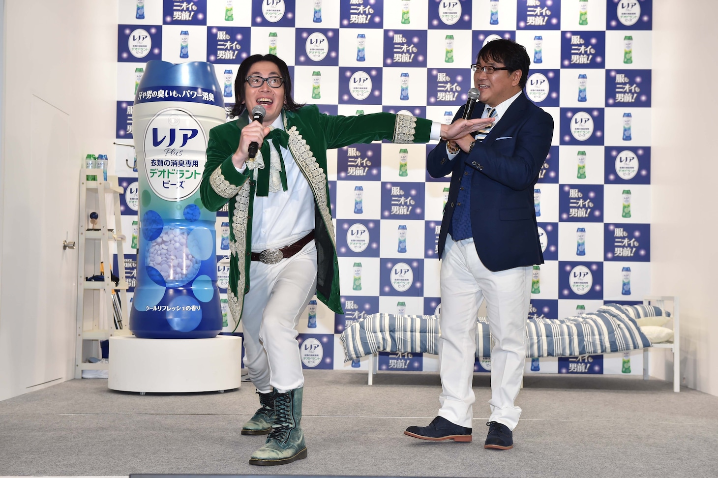 （左から）「ニオイカッター」を披露する髭男爵ひぐち君と、カンニング竹山。