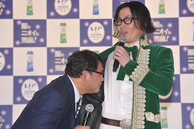 P&Gの消臭専用製品「レノアプラス 衣類の消臭専用デオドラントビーズ」の公開イベントで、髭男爵ひぐち君（右）の匂いをかぐカンニング竹山（左）。