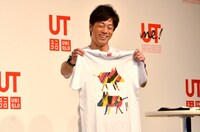 自身が描いた犬がデザインされたTシャツを披露する陣内智則。