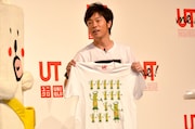 自身が描いた河童がデザインされたTシャツを披露する陣内智則。