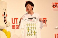 自身が描いた河童がデザインされたTシャツを披露する陣内智則。