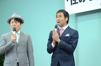 ペナルティ・ヒデ（左）は出発式の司会を務めた。