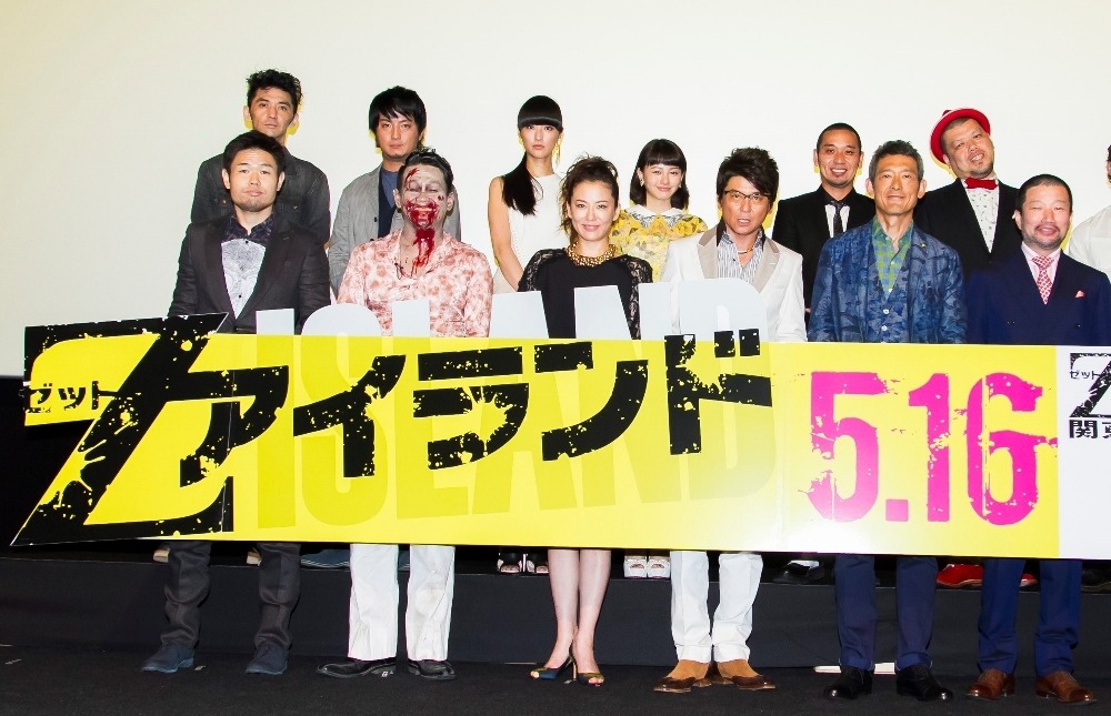 舞台挨拶に登壇した品川監督と「Zアイランド」出演者たち。