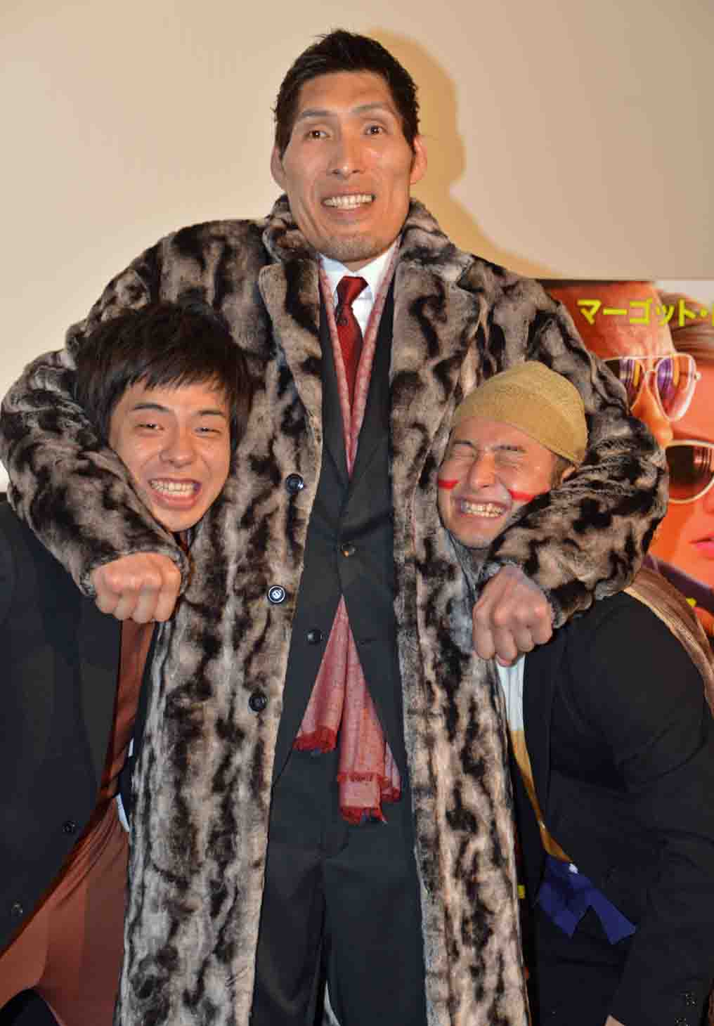 篠原信一（中央）にニーブラをかけられるバンビーノ藤田（左）、バンビーノ石山。
