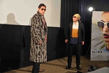 ドッキリにぼう然とするバンビーノ石山（右）。