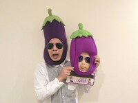 完成品の「なりきりなすびくん」を絶賛する天竺鼠・川原。