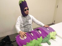 試作段階の「なすびくん」を披露する天竺鼠・川原。