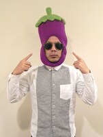 完成品の「なりきりなすびくん」を絶賛する天竺鼠・川原。