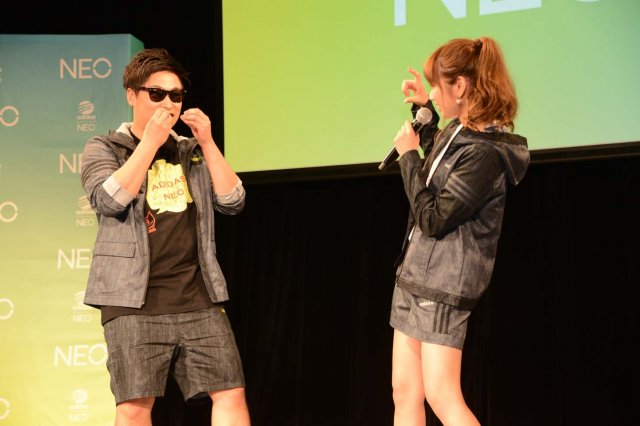 左から、公園デートの寸劇を演じるはまやねんとひなんちゅ。
