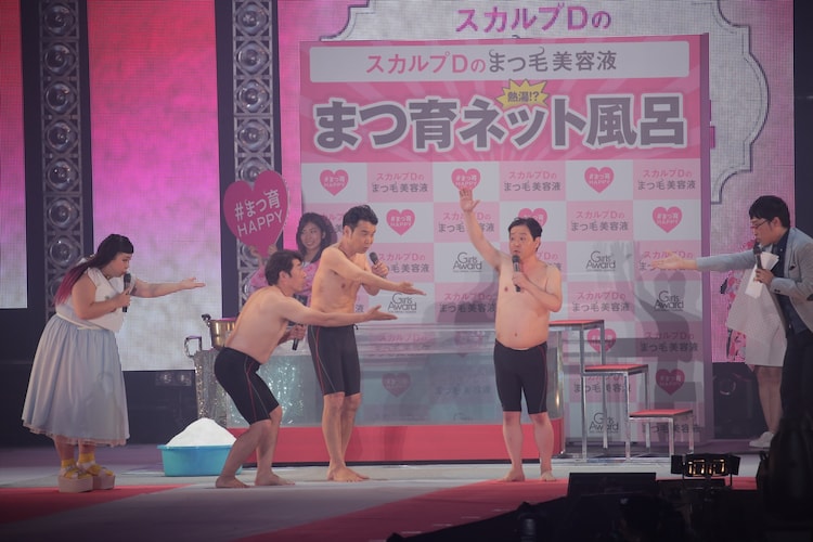 熱湯風呂のくだりに臨み どうぞどうぞ で笑いを誘うダチョウ倶楽部と 渡辺直美 左 南海キャンディーズ山里 右 画像ギャラリー 6 6 お笑いナタリー 熱湯風呂のくだりに臨み どうぞどうぞ で笑いを誘うダチョウ倶楽部と 渡辺直美 左 南海キャンディーズ山里 右 画像ギャラリー 6 6 お笑いナタリー
