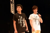 会見中、さりげなくグッズのTシャツをアピールす流れ星。