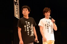 会見中、さりげなくグッズのTシャツをアピールす流れ星。