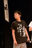 さりげなくグッズのTシャツをアピールするちゅうえい。