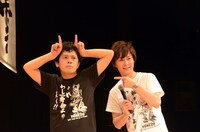 会見中、ギャグを披露するちゅうえい（左）。