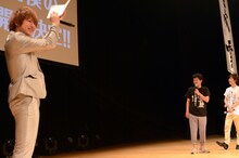 会見の様子。司会は流れ星の後輩、原田圭（左）が務めた。