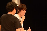 会見中にちゅうえいのギャグ「てんびんちゃん」を披露する瀧上（右）と、マイクフォローに失敗するちゅうえい（左）。