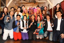 「シブヤビール」発売記念パーティに出席したピスタチオ（手前左から2人目と3人目）。