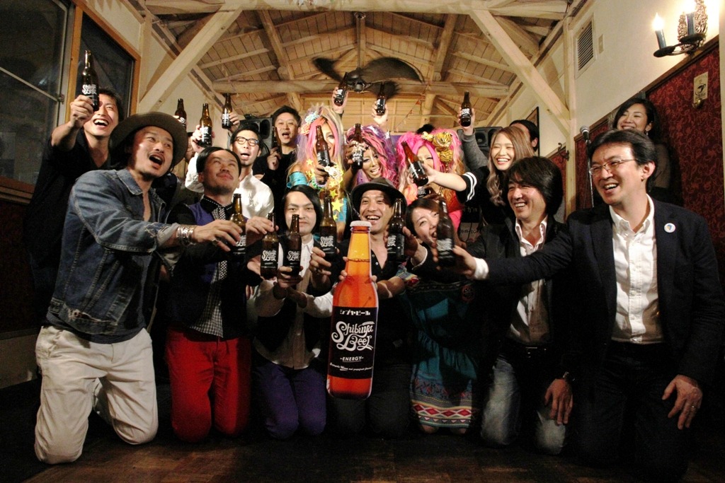 「シブヤビール」発売記念パーティに出席したピスタチオ（手前左から2人目と3人目）。