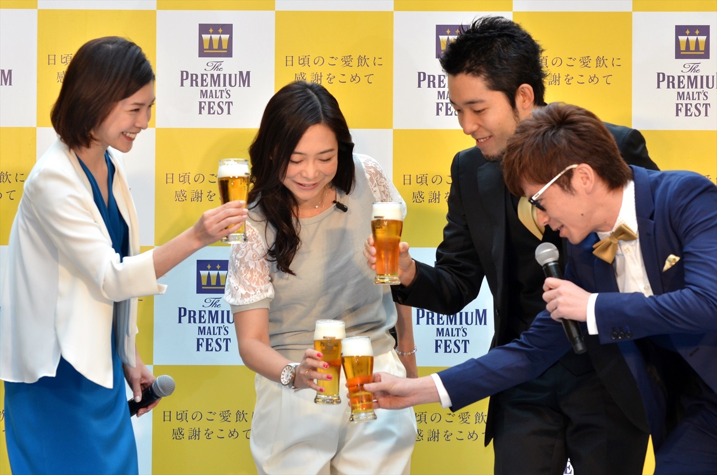 乾杯する（左から）竹内結子、椿鬼奴、オリエンタルラジオ。