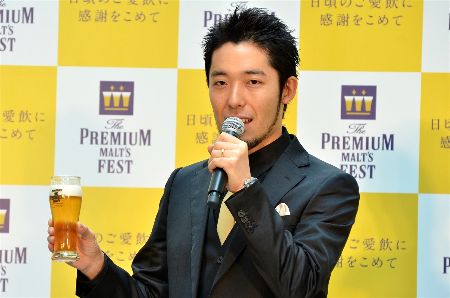 「ザ・プレミアム・モルツ」の魅力をプレゼンする、オリエンタルラジオ中田。