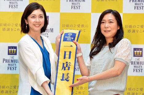 竹内結子(左)から「ザ・プレミアム・モルツ フェスト」1日店長のタスキを手渡される椿鬼奴(右)。