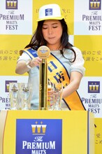 サーバーからビールを注ぐ椿鬼奴。