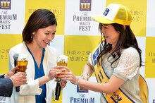 自分が注いだビールを竹内結子（左）に手渡す椿鬼奴（右）。