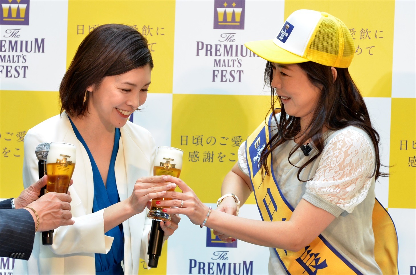 自分が注いだビールを竹内結子（左）に手渡す椿鬼奴（右）。