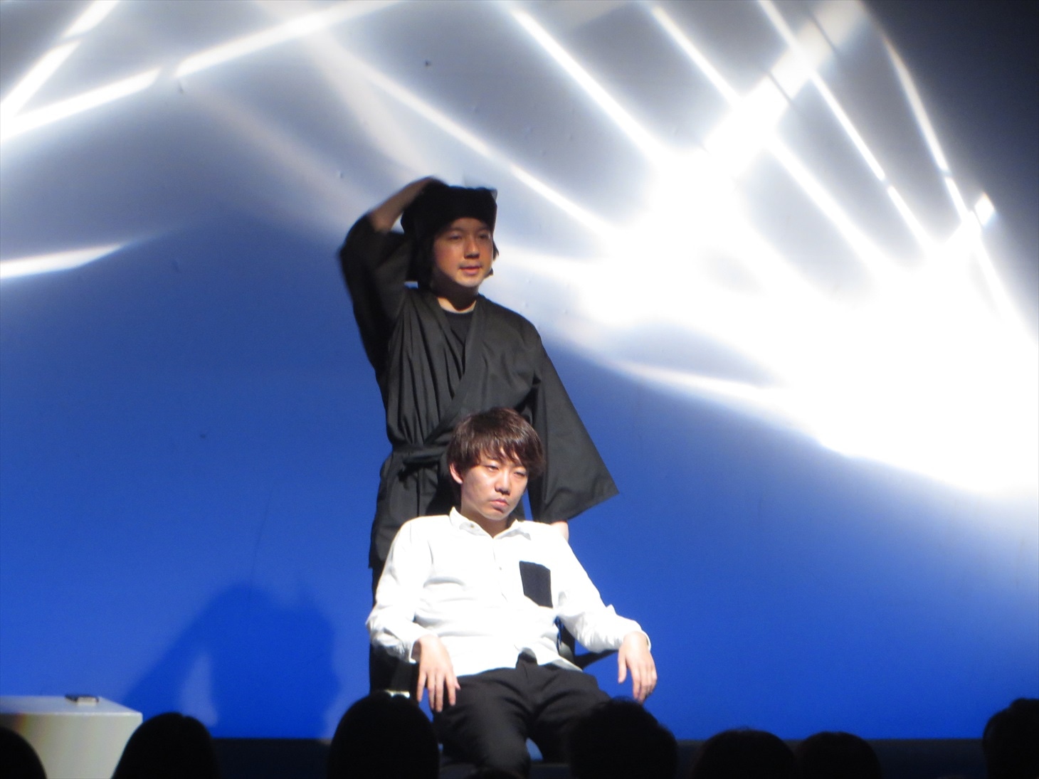 三四郎の単独ライブ「道徳の日本男児～其ノ肆～」のワンシーン。(c)マセキ芸能社
