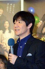 三村修治役の内村光良。