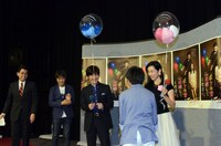 三村家の長男・陽一郎役の伊澤柾樹（手前）がサプライズで取材会に登場した様子。