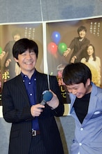 自身の息子役を演じた伊澤柾樹（右）の登場に喜ぶ内村光良（左）。