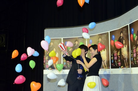 取材会に出席した内村光良、木村多江（左から）。